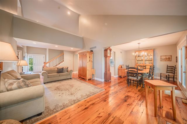 1083 Chestnut Lane, South Lyon, MI 48178