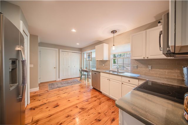 1083 Chestnut Lane, South Lyon, MI 48178