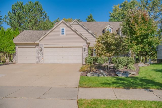 1083 Chestnut Lane, South Lyon, MI 48178