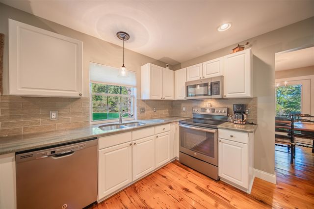 1083 Chestnut Lane, South Lyon, MI 48178