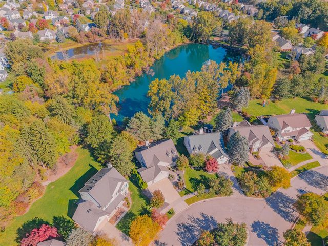 1083 Chestnut Lane, South Lyon, MI 48178