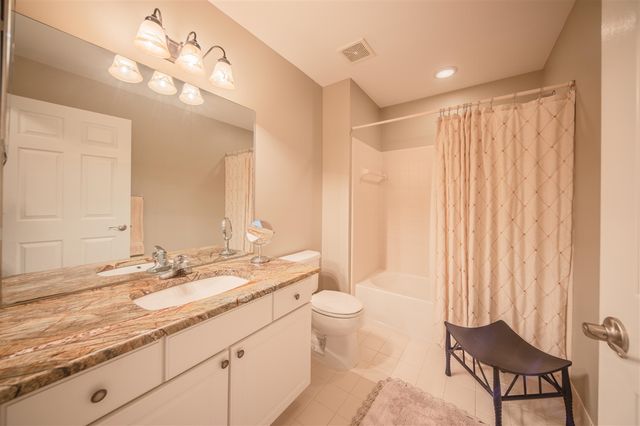 1083 Chestnut Lane, South Lyon, MI 48178