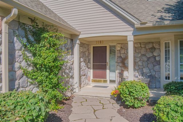 1083 Chestnut Lane, South Lyon, MI 48178