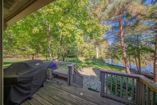 1083 Chestnut Lane, South Lyon, MI 48178