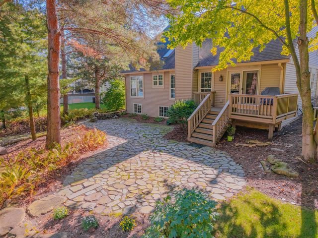 1083 Chestnut Lane, South Lyon, MI 48178