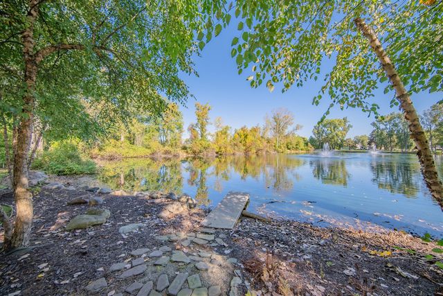 1083 Chestnut Lane, South Lyon, MI 48178
