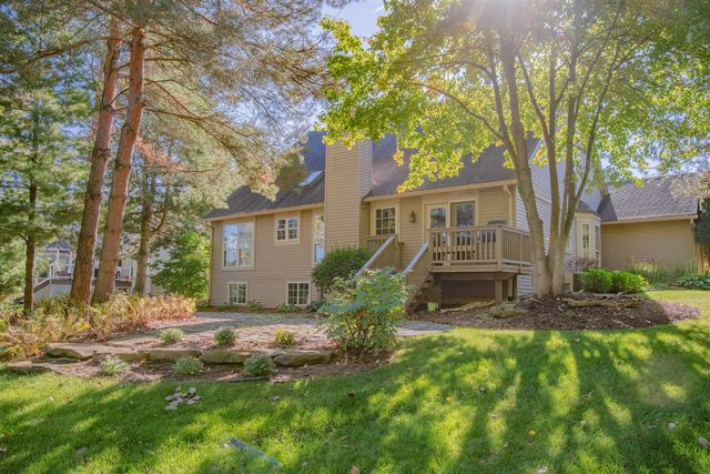 1083 Chestnut Lane, South Lyon, MI 48178