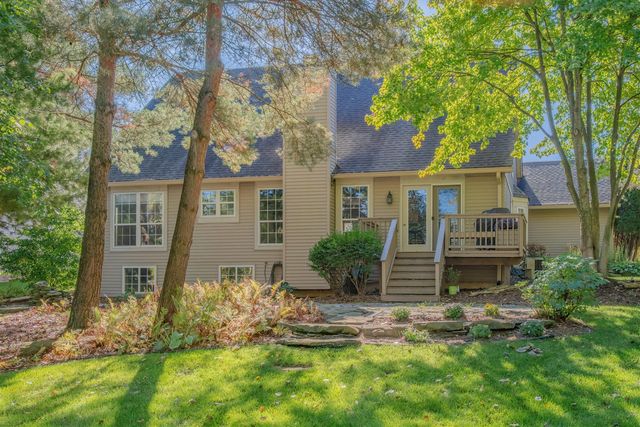 1083 Chestnut Lane, South Lyon, MI 48178