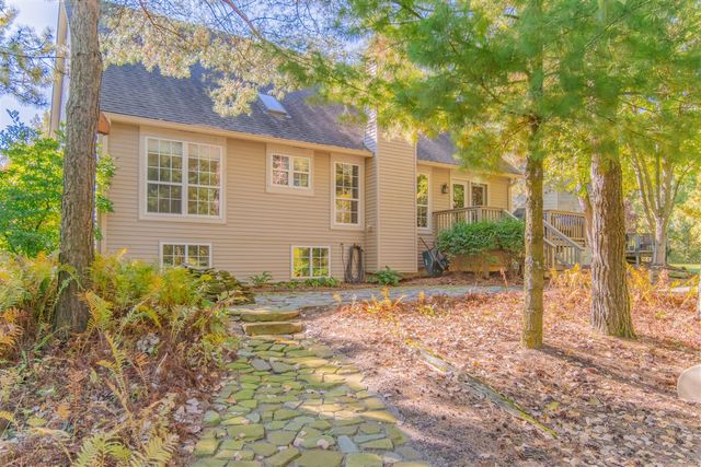 1083 Chestnut Lane, South Lyon, MI 48178