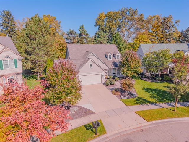 1083 Chestnut Lane, South Lyon, MI 48178
