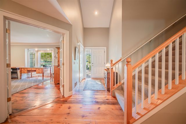 1083 Chestnut Lane, South Lyon, MI 48178
