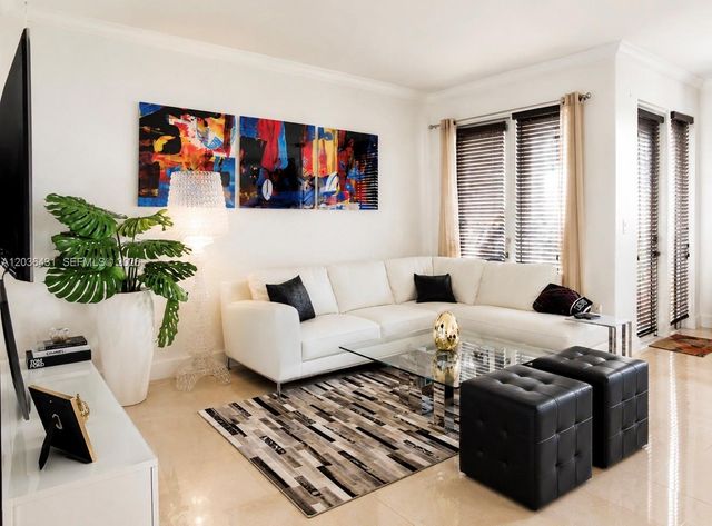 10012 NW 7th Street 111, Miami, FL 33172
