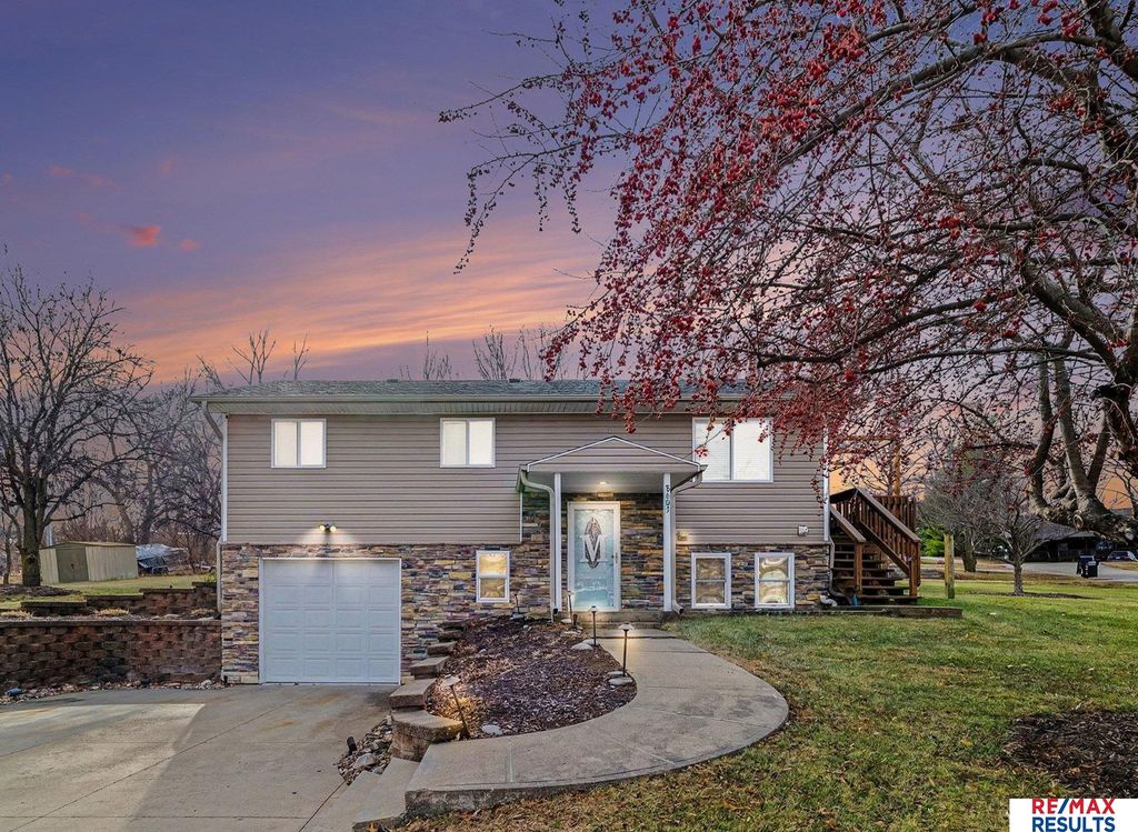 8603 Pine Court, Plattsmouth, NE 68048