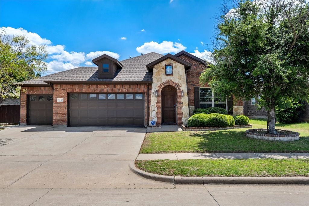 9257 Water Oak Drive, Arlington, TX 76002