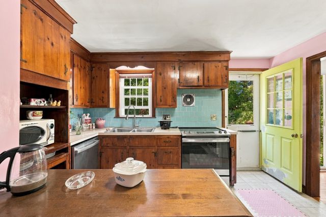 15 Homestead Rd, Middleboro, MA 02346