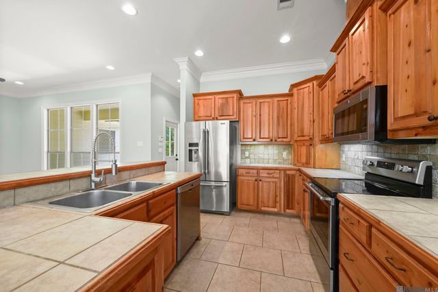 6034 Woodbend Dr, Zachary, LA 70791