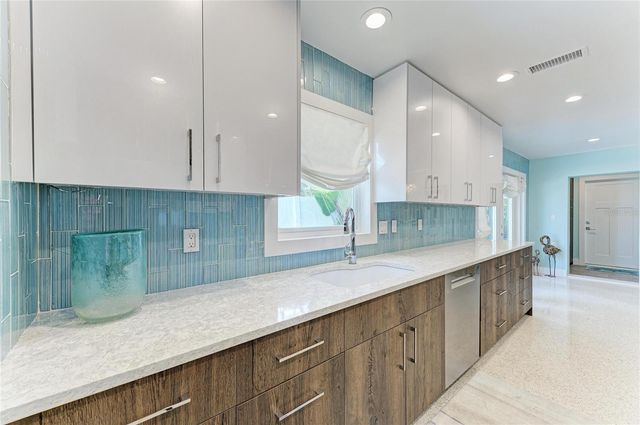 580 LINLEY STREET, Longboat Key, FL 34228