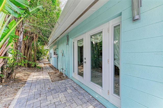 580 LINLEY STREET, Longboat Key, FL 34228