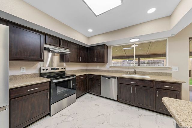 5001 WEDGEWOOD DR, Schertz, TX 78108