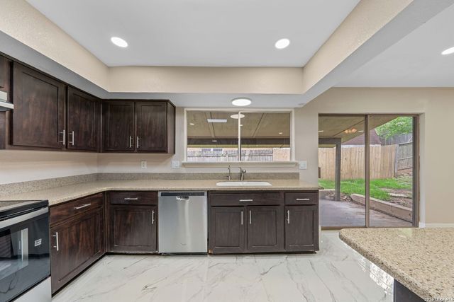 5001 WEDGEWOOD DR, Schertz, TX 78108