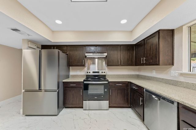 5001 WEDGEWOOD DR, Schertz, TX 78108