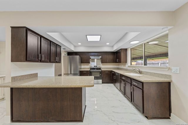 5001 WEDGEWOOD DR, Schertz, TX 78108