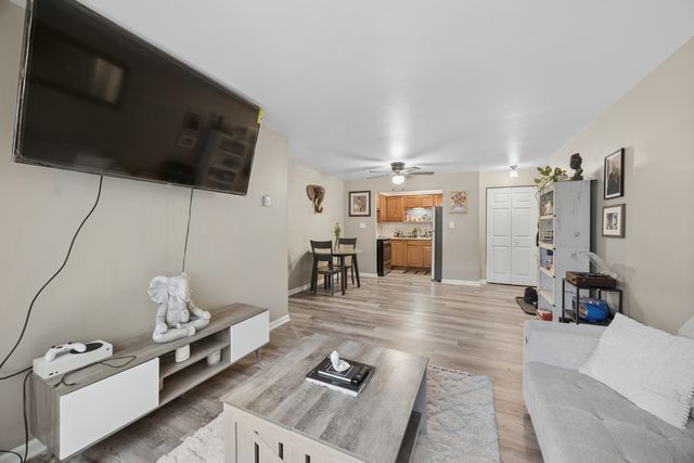 727 S Maple Avenue 100, Oak Park, IL 60304