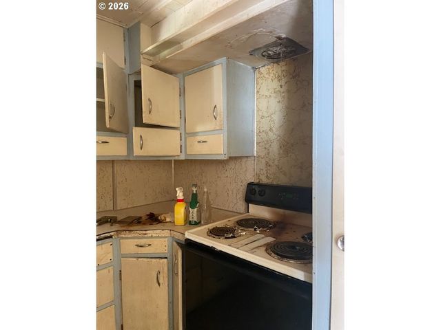 92389 F Rd, Astoria, OR 97103