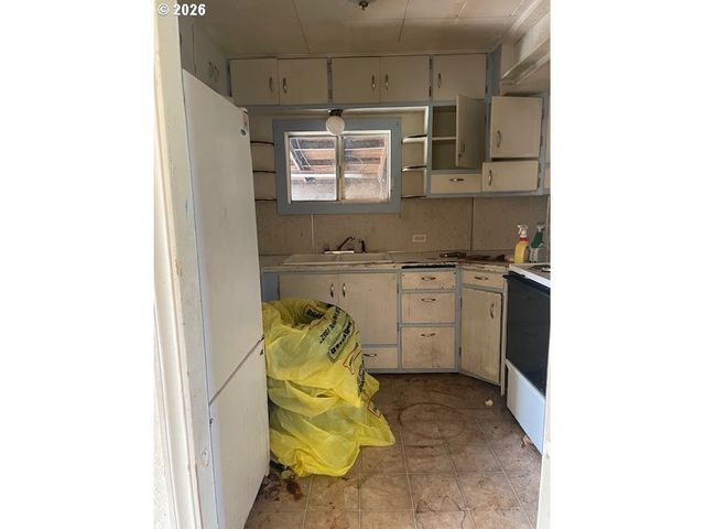 92389 F Rd, Astoria, OR 97103