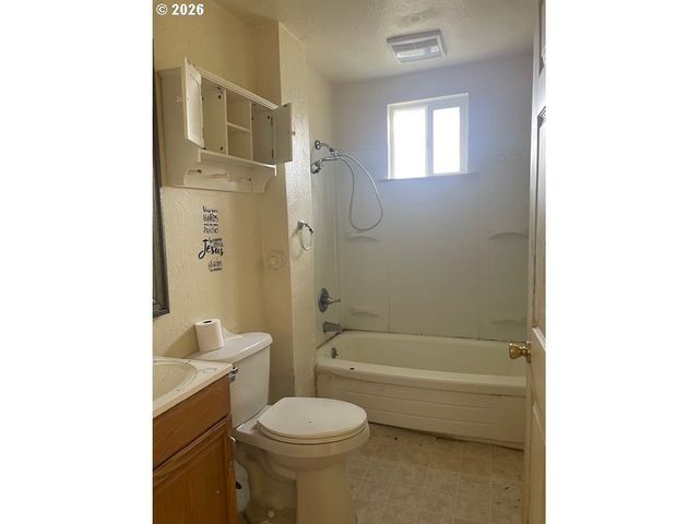 92389 F Rd, Astoria, OR 97103