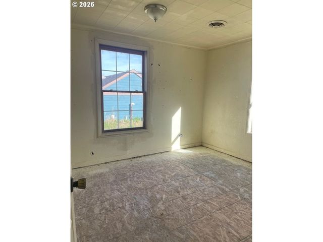 92389 F Rd, Astoria, OR 97103