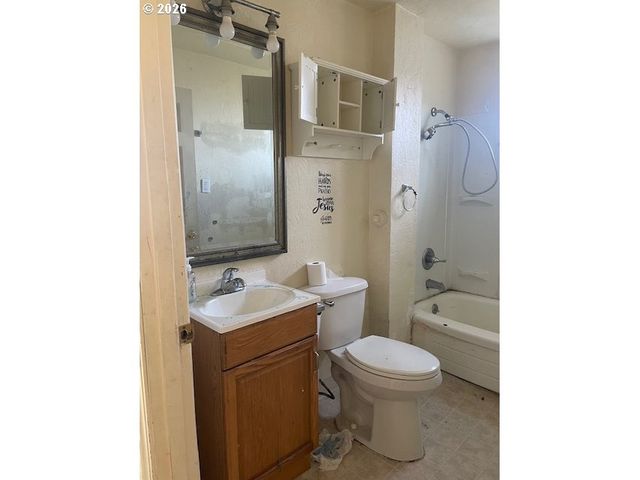 92389 F Rd, Astoria, OR 97103