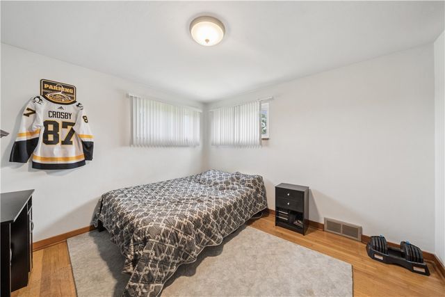 371 Niagara Dr, Irwin, PA 15642