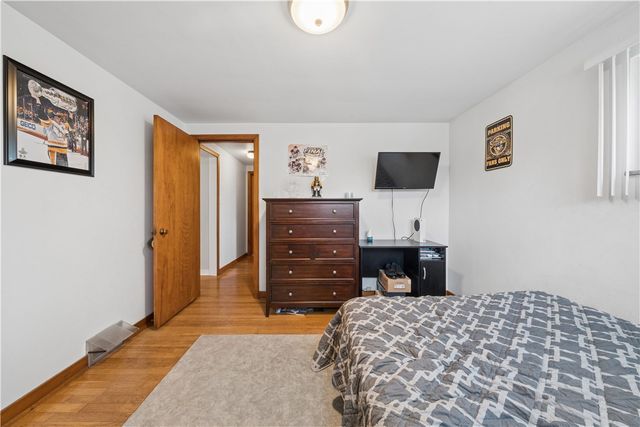 371 Niagara Dr, Irwin, PA 15642