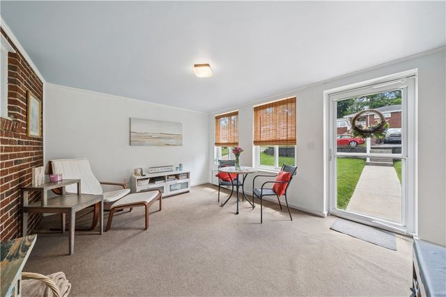 371 Niagara Dr, Irwin, PA 15642