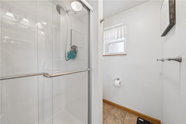 371 Niagara Dr, Irwin, PA 15642