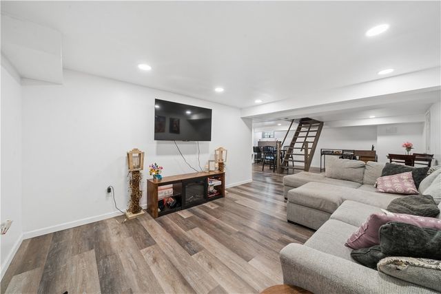 371 Niagara Dr, Irwin, PA 15642
