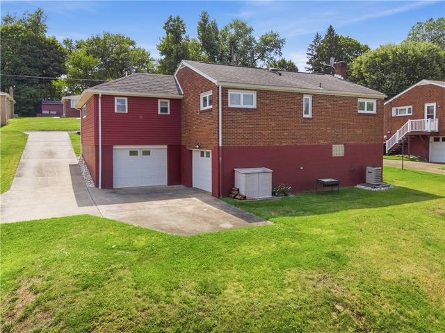 371 Niagara Dr, Irwin, PA 15642
