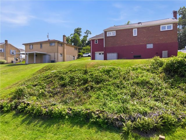 371 Niagara Dr, Irwin, PA 15642