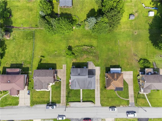 371 Niagara Dr, Irwin, PA 15642