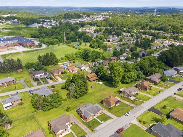 371 Niagara Dr, Irwin, PA 15642
