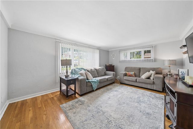 371 Niagara Dr, Irwin, PA 15642
