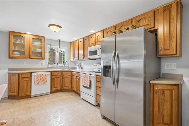 371 Niagara Dr, Irwin, PA 15642