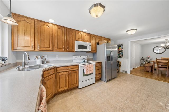 371 Niagara Dr, Irwin, PA 15642