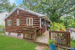 15 Hillside Road, Ringwood, NJ 07456