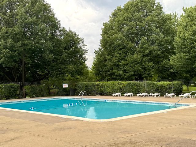 1460 Fairlane Drive 311, Schaumburg, IL 60193