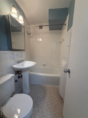 220-55 46th Avenue 8R, Bayside, NY 11361