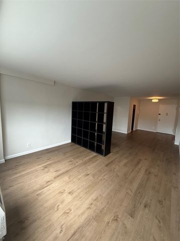 220-55 46th Avenue 8R, Bayside, NY 11361