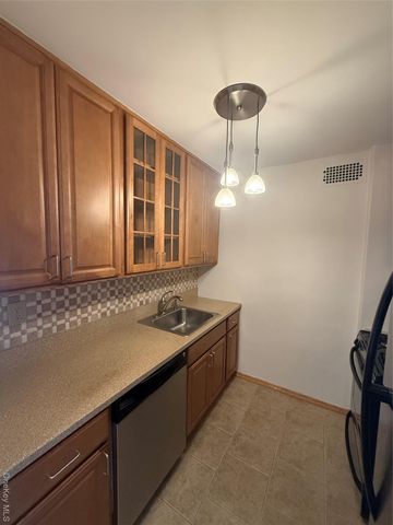 220-55 46th Avenue 8R, Bayside, NY 11361