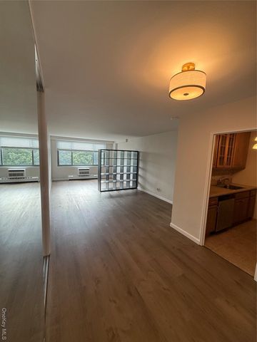 220-55 46th Avenue 8R, Bayside, NY 11361